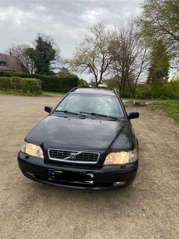 Volvo V40 2024