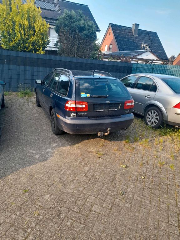 Volvo V40 2024