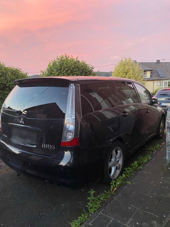 Mitsubishi Grandis 2011