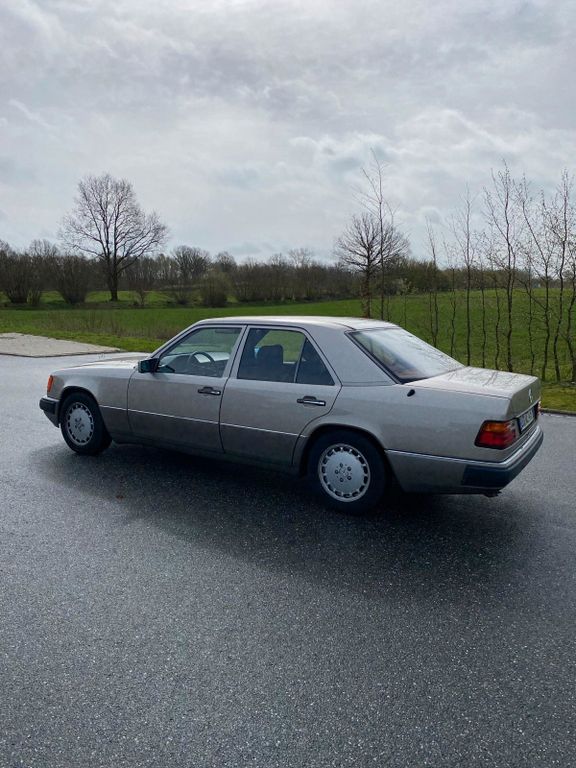 Mercedes-Benz 260 1991